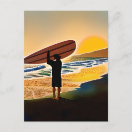 Typ am Strand mit Surfboard bei Sonnenuntergang Postkarte