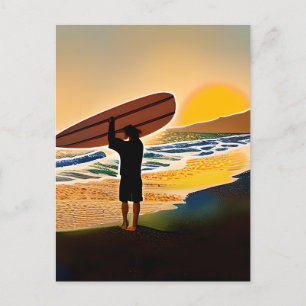 Typ am Strand mit Surfboard bei Sonnenuntergang Postkarte