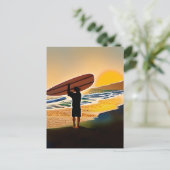 Typ am Strand mit Surfboard bei Sonnenuntergang Postkarte (Stehend Vorderseite)
