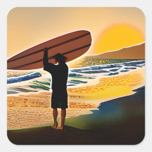 Typ am Strand mit Surfboard bei Sonnenuntergang Quadratischer Aufkleber