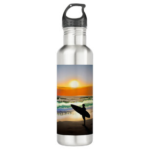 Typ am Strand mit Surfbrett Sonnenuntergang Edelstahlflasche