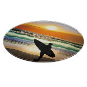 Typ am Strand mit Surfbrett Sonnenuntergang Schneidebrett (Ecke)