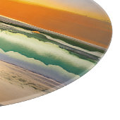 Typ am Strand mit Surfbrett Sonnenuntergang Schneidebrett (Ecke)