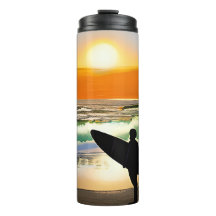 Typ am Strand mit Surfbrett Sonnenuntergang