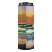 Typ am Strand mit Surfbrett Sonnenuntergang Thermosbecher (Rückseite)