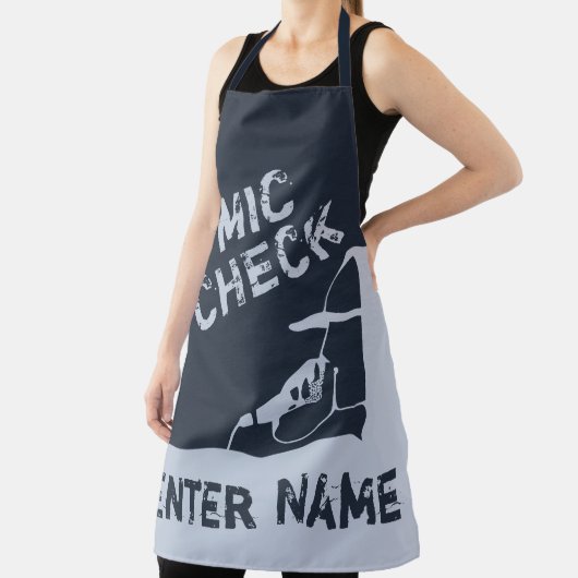 TYP IN HOODIE BERICHTERSTATTUNG AUF EINEM MIC-KARO SCHÜRZE (InSitu)