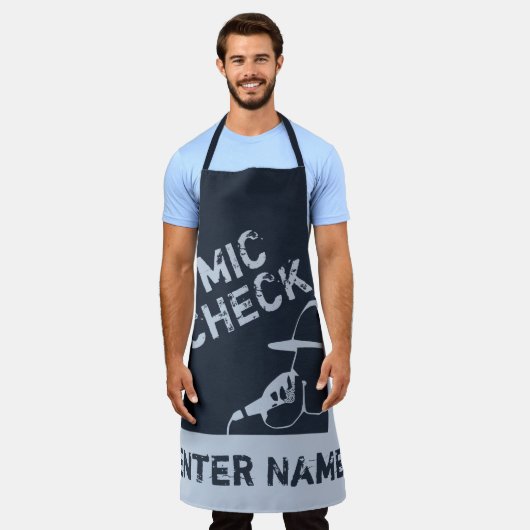 TYP IN HOODIE BERICHTERSTATTUNG AUF EINEM MIC-KARO SCHÜRZE (Getragen)