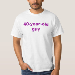 Typ mit 40 Jährigen T-Shirt