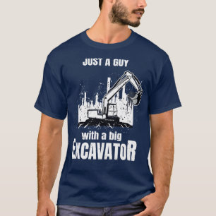 Typ mit einem großen Bagger und einem lustigen Bau T-Shirt