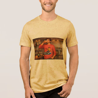 Typ mit einem IPA und einem Wakeboard-Shirt Tri-Blend Shirt