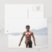Typ spielen Fußball am Strand Postkarte (Vorne/Hinten)