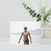 Typ spielen Fußball am Strand Postkarte (Stehend Vorderseite)