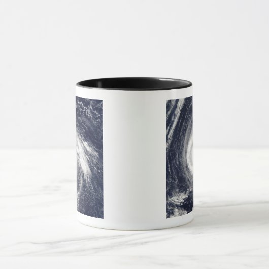 Typhoon Higos Tasse (Zentrum)