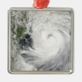 Typhoon Prapiroon Silbernes Ornament (Vorne)