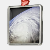 Typhoon Saomai Ornament Aus Metall (Links)