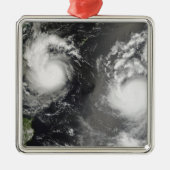 Typhoon Saomai und Tropensturm Bopha Ornament Aus Metall (Vorne)