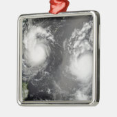 Typhoon Saomai und Tropensturm Bopha Ornament Aus Metall (Links)