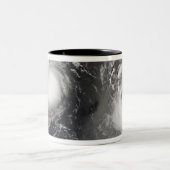 Typhoon Saomai und Tropensturm Bopha Zweifarbige Tasse (Mittel)