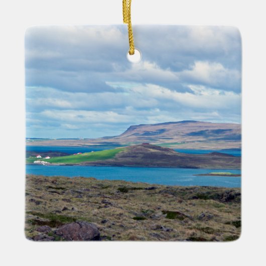 Typische isländische Morgensaison mit Bauernhöfen Keramikornament (Vorderseite)