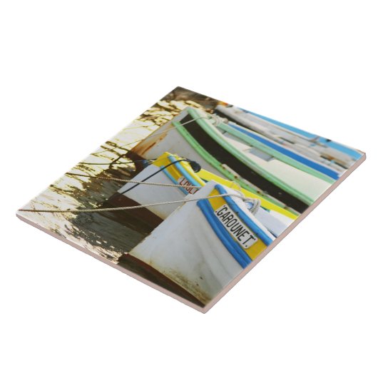 Typische provenzalische Fischerboote in Fliese (Seite)