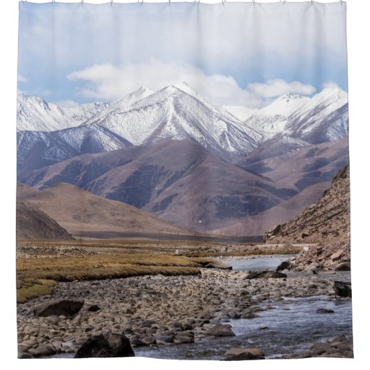 Typische tibetische Berglandschaft Duschvorhang (Vorderseite)