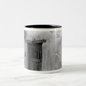 Typische Tür und Einfahrt in Santa Fe, New Zweifarbige Tasse (Mittel)