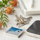 Typische weißgetünchte Kirche Schlüsselanhänger (Seite)