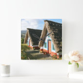 Typisches Haus auf Madeira, Portugal Quadratische Wanduhr (Zuhause)