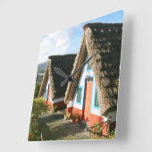 Typisches Haus auf Madeira, Portugal Quadratische Wanduhr (Winkel)
