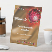 Typo Goldene Fossilien mit rotem Disco-Ball Sockelschild (In SItu)