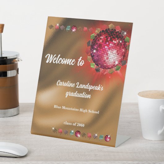 Typo Goldene Fossilien mit rotem Disco-Ball Sockelschild (In SItu)