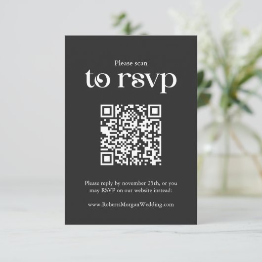 Typografie Black QR Code Hochzeit RSVP Karte (Stehend Vorderseite)