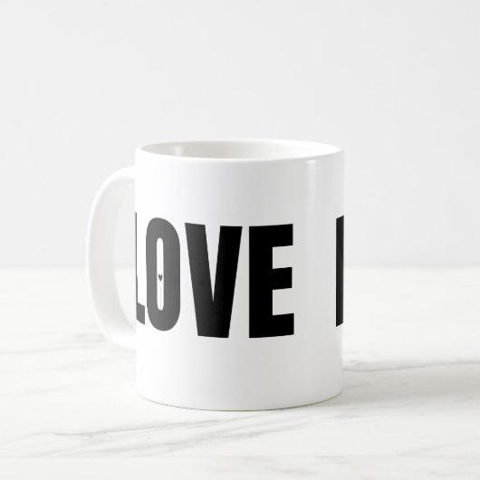 Typografie der schwarzen LIEBE Kaffeetasse (Vorderseite Links)