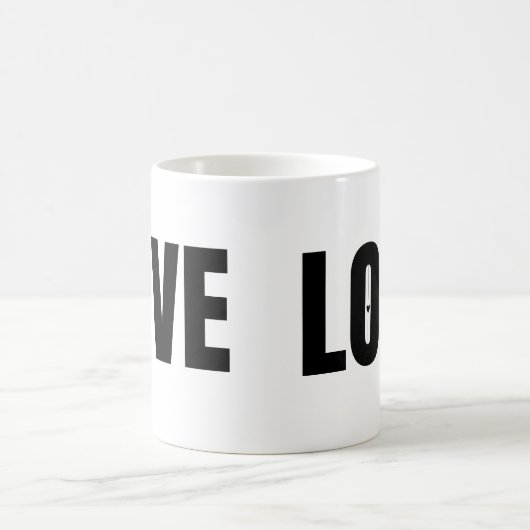 Typografie der schwarzen LIEBE Kaffeetasse (Mittel)