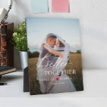 Typografie Drehbuch personalisiertes Paar Foto Fotoplatte<br><div class="desc">Erstellen Sie Ihre eigene elegante "besser zusammen" Typografie Zitat Overlay Hochzeit Foto halten personalisierte Geschenk-Display-Plakette mit einigen Namen,  rotes Herz und Ihren Text.</div>