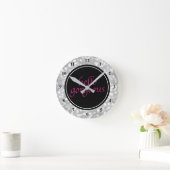 Typografie Hallo Gorgeous | Silver Bokeh Hot Pink Runde Wanduhr (Zuhause)