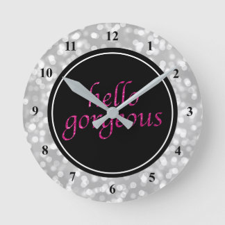 Typografie Hallo Gorgeous | Silver Bokeh Hot Pink Runde Wanduhr