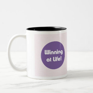 Typografie im Leben gewinnen Zweifarbige Tasse