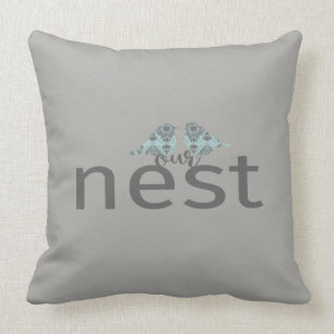 Typografie "unser Nest-" graue u. blaue Kissen
