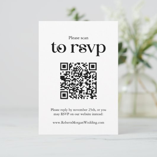 Typografie White QR Code Wedding RSVP Karte (Stehend Vorderseite)
