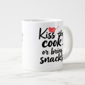 TYPografie-Zitat '''KÜSS DEN KOCH''' Jumbo-Tasse (Vorderseite Rechts)