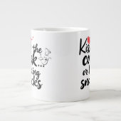 TYPografie-Zitat '''KÜSS DEN KOCH''' Jumbo-Tasse (Vorderseite)