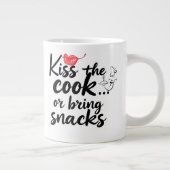 TYPografie-Zitat '''KÜSS DEN KOCH''' Jumbo-Tasse (Rechts)