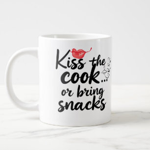TYPografie-Zitat '''KÜSS DEN KOCH''' Jumbo-Tasse