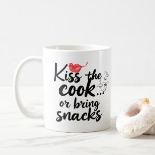 TYPografie-Zitat '''KÜSS DEN KOCH''' Kaffeetasse