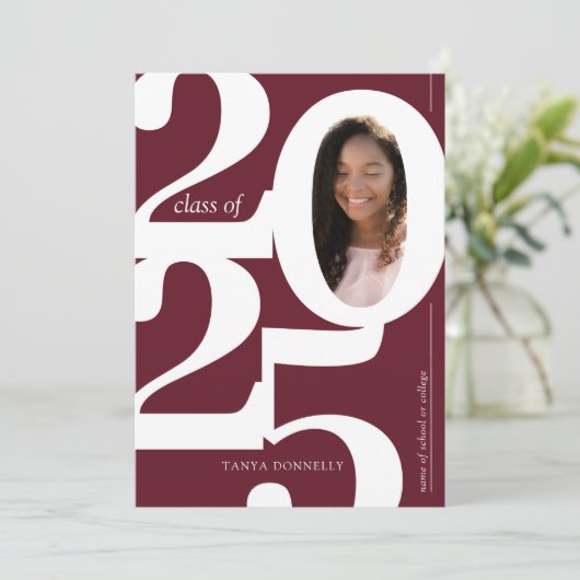 Typografische Foto Burgundy Graduation Party Einladung (Stehend Vorderseite)