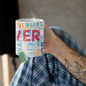 Typografischer, zeitgenössischer Name in Farben Kaffeetasse