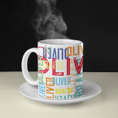 Typografischer, zeitgenössischer Name in Farben Kaffeetasse