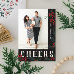 Typografisches Botanicals Foto Cheers Feiertagskarte<br><div class="desc">Diese neue Ferienkartenkollektion ist in jeder Hinsicht individuell anpassbar und mit unseren handbemalten Winterbeeren und Blattwerk ausgestattet. Kühne moderne Grüße, die zwischen dem Kunstwerk verwoben sind, bilden eine skurrile typografische Aussage, die sich herausstellt. Diese Auflistung enthält mehrere Foto- und Collage-Optionen, um Ihren Foto-Einstellungen anzupassen. Die Rückseite der Karte ist mit...</div>
