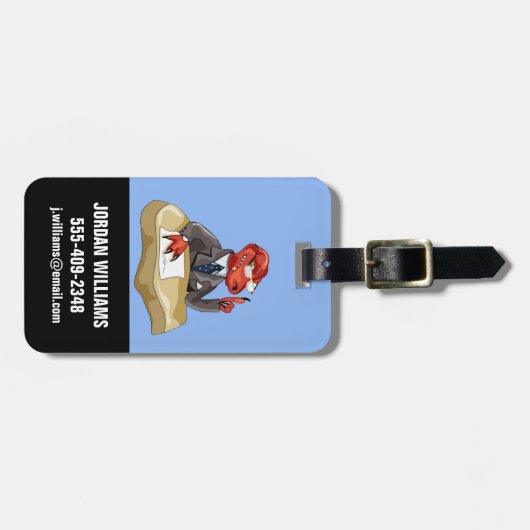 Tyrannosaurus Rex Boss sitzt an einem Schreibtisch Gepäckanhänger (Vorderseite horizontal)